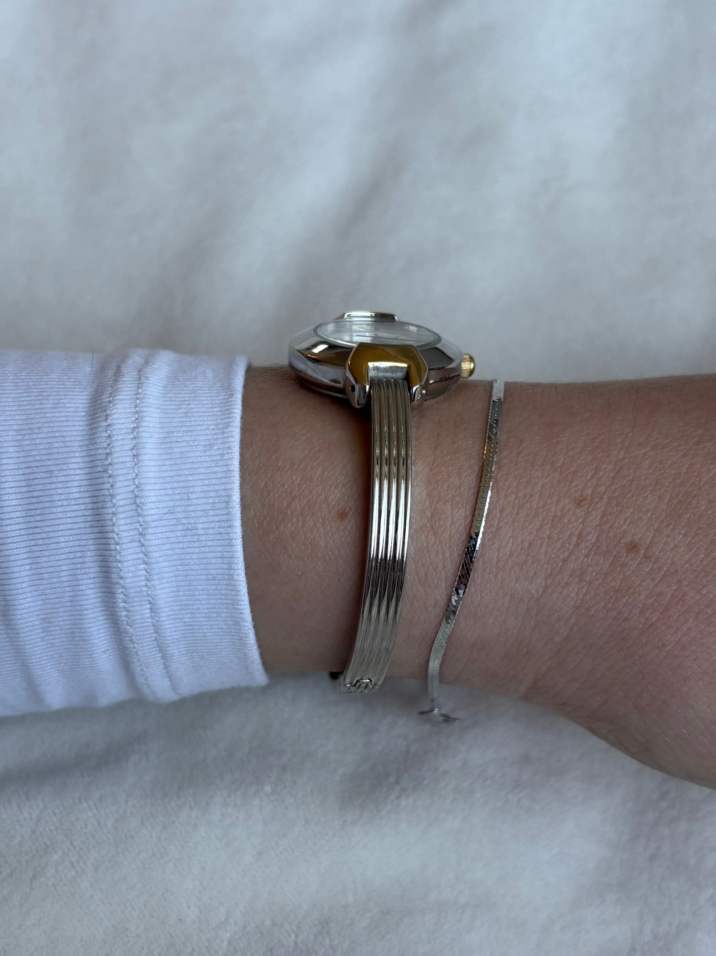 dainty vintage two-toned circle watch - working