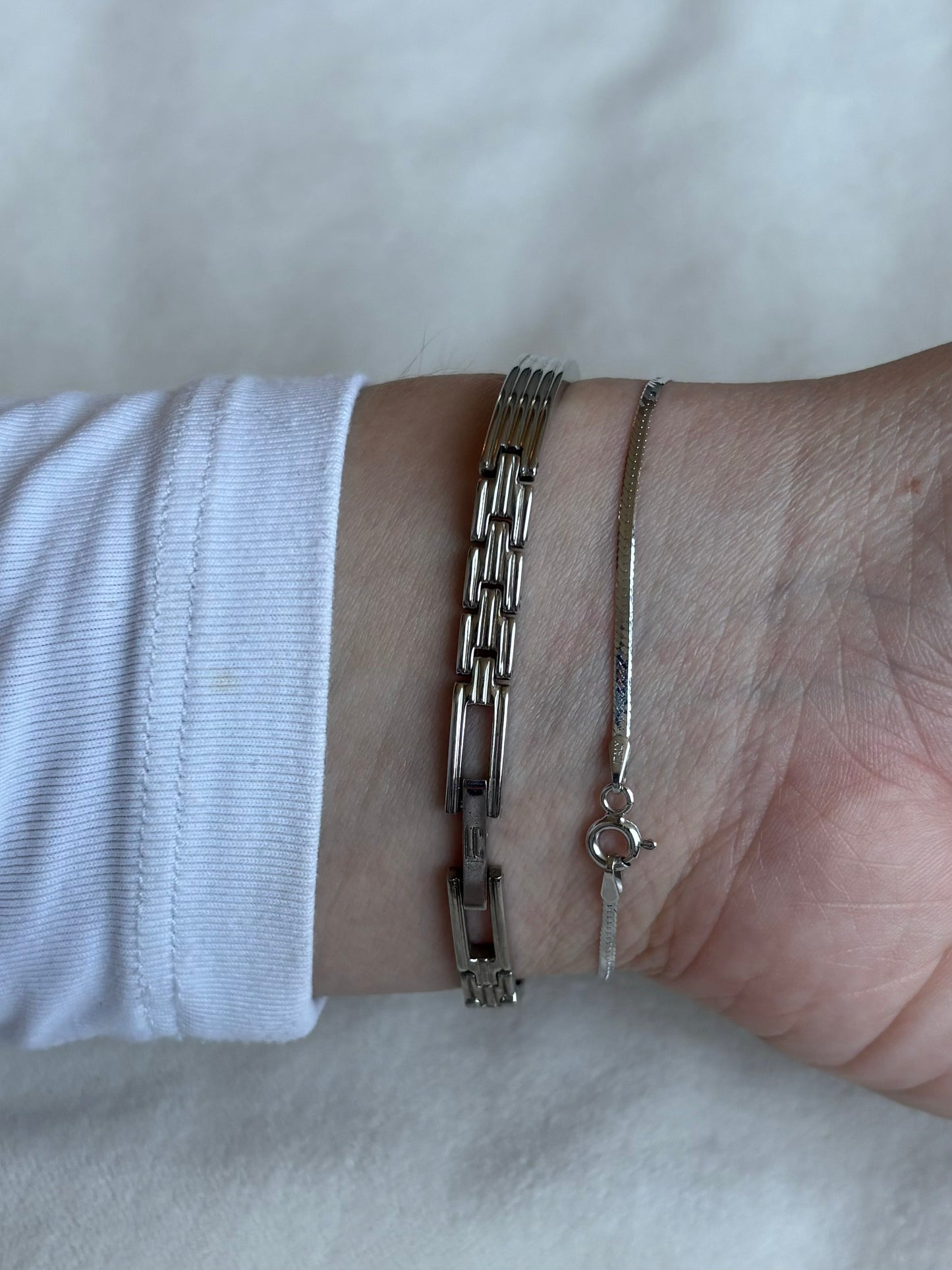dainty vintage two-toned circle watch - working