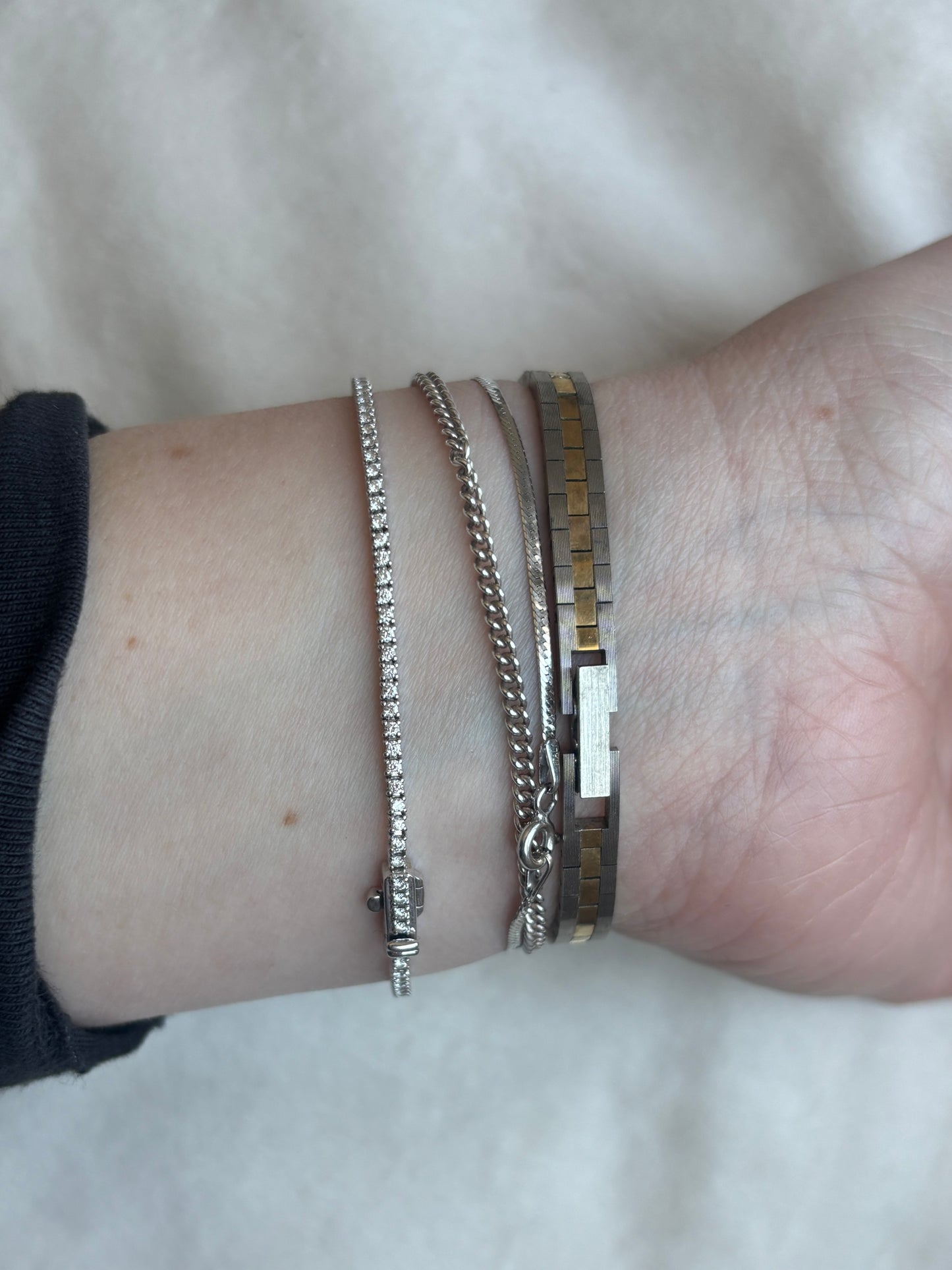 Dainty Vintage Two-Tone Caravelle - Working