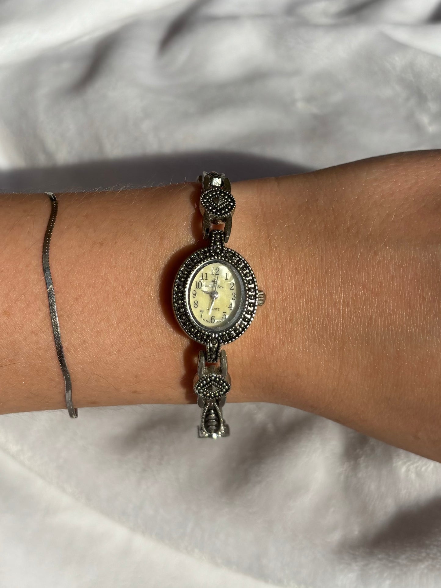 dainty vintage cream detailed watch - working