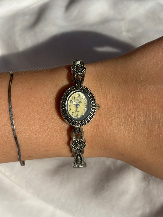 dainty vintage cream detailed watch - working